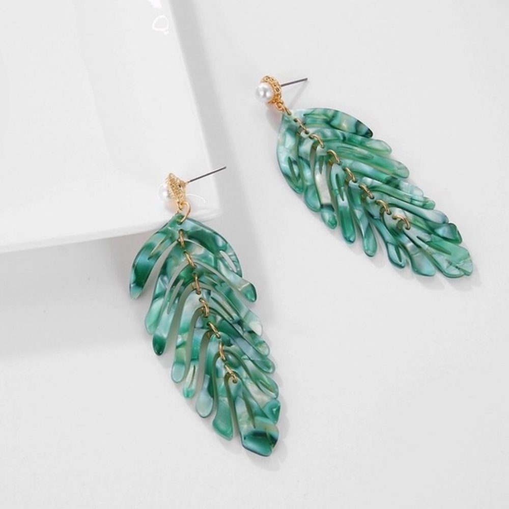3/$30🖤 Green Acrylic Fern Leaf Pearl Earring Set - Picture 3 of 11
